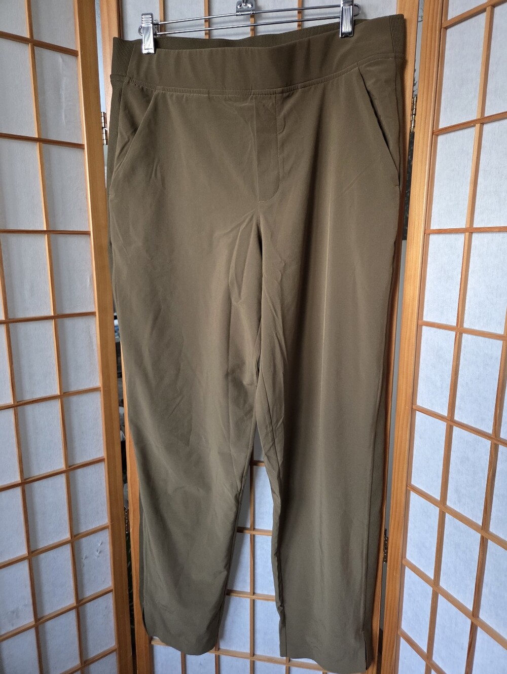 WOMENS ATHLETA MILITARY GREEN LIGHT STRETCH POLYESTER WOVEN SIDES PANTS 10